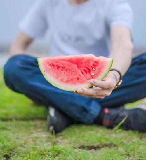 吃瓜头像可爱大人女生,可爱女生吃瓜头像的甜蜜演绎