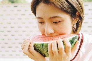 裹着头巾吃瓜,揭秘裹着头巾吃瓜的趣味生活